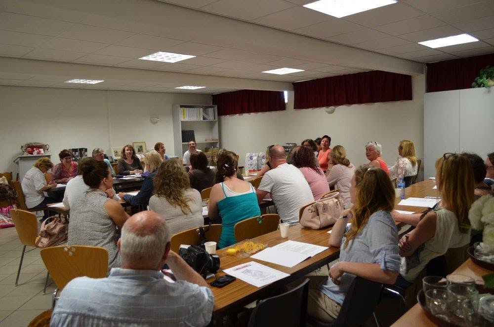 Vergaderzaal met groep deelnemers