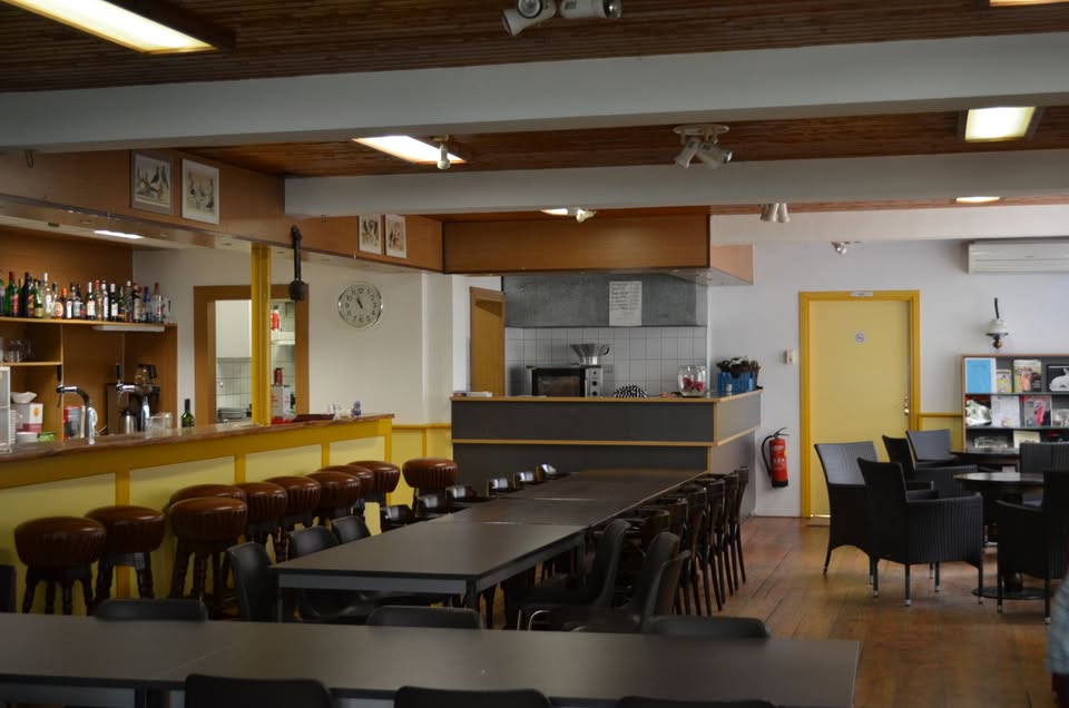 Kantine met bar en zitplaatsen