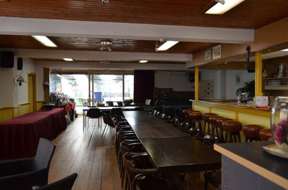 Kantine met bar en lange tafels